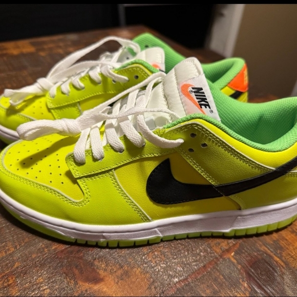 NIKE DUNK LOW SE " SPLASH VOLT GLOW IN DARK" - Picture 2 of 11